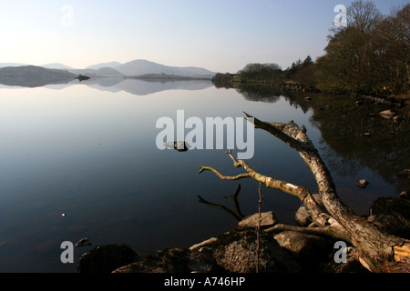 Tôt le matin à Loughanure Lough dans le comté de Donegal à l'ensemble de Renoso montagnes dans le parc national de Glenveagh, Irlande Banque D'Images