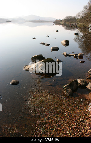 Tôt le matin à Loughanure Lough dans le comté de Donegal à l'ensemble de Renoso montagnes dans le parc national de Glenveagh, Irlande Banque D'Images