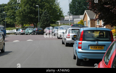 L'animation dans la rue un parking gratuit et de ralentisseur sur une route dans un domaine de l'habitation au RU Banque D'Images