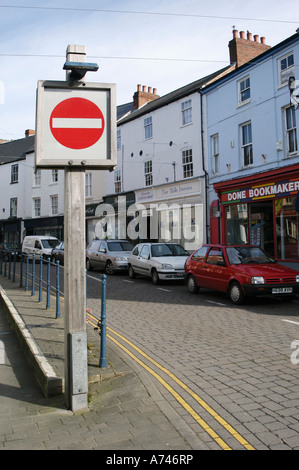 Pas d'entrée d'un signal routier dans une petite ville de marché dans les Midlands, Royaume-Uni. Banque D'Images