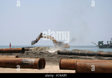 Verser le sable sucer de la mer à Batu Burok beach à Kuala Terengganu, Malaisie. Banque D'Images