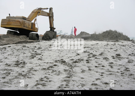 Verser le sable sucer de la mer à Batu Burok beach à Kuala Terengganu, Malaisie Banque D'Images