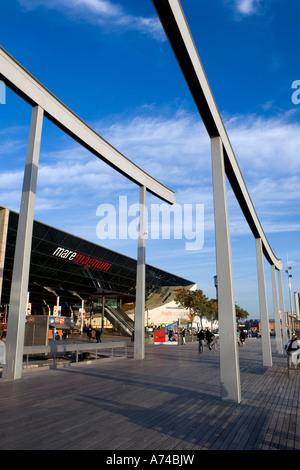 La Rambla de Mar prorogation de transition menant à Mare Magnum-loisirs shopping complex à Port Vell, Barcelone, Espagne Banque D'Images