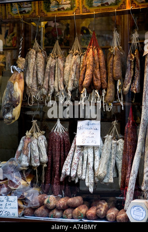 Les saucisses sur la vente dans un delicatessan vitrine dans la Catalogne, Espagne Banque D'Images