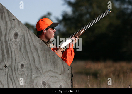 Un chasseur en attente dans une aveugle pour les oiseaux. Banque D'Images