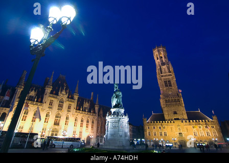 Paysage urbain horizontal de la Markt (place du marché) et du Belfry de Bruges ou Belfort van Brugge de nuit. Banque D'Images