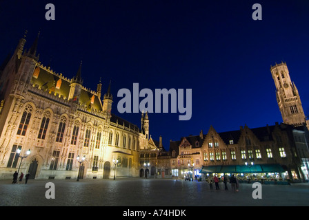 Paysage urbain horizontal vue de nuit sur la place historique de Burg dans le centre de Bruges. Banque D'Images