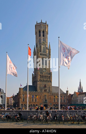 Grand angle vertical du beffroi de Bruges ou du Belfort van Brugge depuis la Markt de Bruges. Banque D'Images