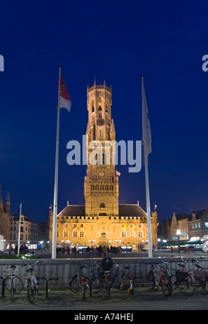 Paysage nocturne vertical du beffroi de Bruges ou du Belfort van Brugge dans la Markt [place du marché] illuminé la nuit à Bruges. Banque D'Images