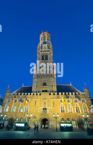 Paysage urbain vertical du beffroi de Bruges ou du Belfort van Brugge dans la Markt [place du marché] illuminé la nuit à Bruges. Banque D'Images