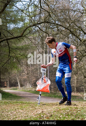 Poinçonnage concurrent un point de contrôle avec sa carte à un tag e course d'orientation Forêt de Dean England UK Banque D'Images