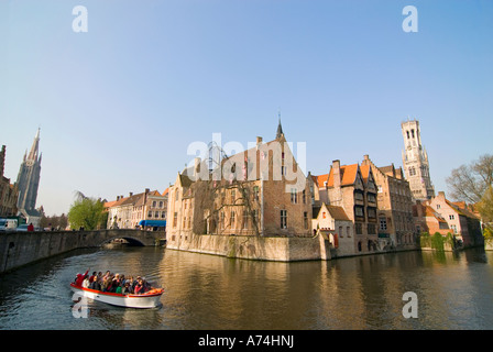 Paysage urbain horizontal traversant le canal de Rozenhoedkaai avec le beffroi de Bruges ou Belfort van Brugge réfléchi dans l'eau de Bruges. Banque D'Images