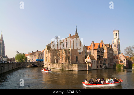 Paysage urbain horizontal traversant le canal de Rozenhoedkaai avec le beffroi de Bruges ou Belfort van Brugge réfléchi dans l'eau de Bruges. Banque D'Images