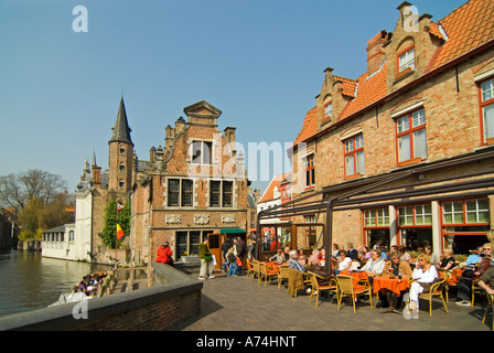 Vue horizontale de la rue piétonne Huidenvettersplein auprès des touristes assis à la rue des cafés au soleil. Banque D'Images