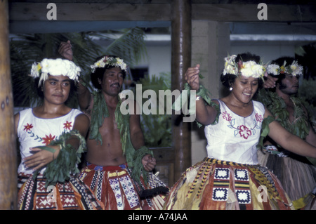La Papouasie-Nouvelle-Guinée indigènes en costume traditionnel dansant Banque D'Images