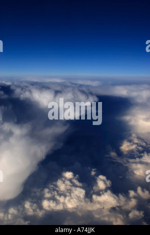 Le ciel vu d'en haut dans un avion Easy jet Banque D'Images