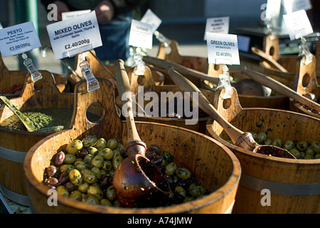 Broadway Market Hackney London UK décrochage d'olive dans le marché de l'agriculteur Banque D'Images