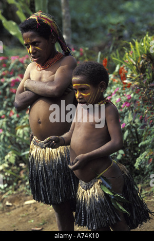 La Papouasie-Nouvelle-Guinée, Highland Territoire. Huli femme et son fils. Banque D'Images