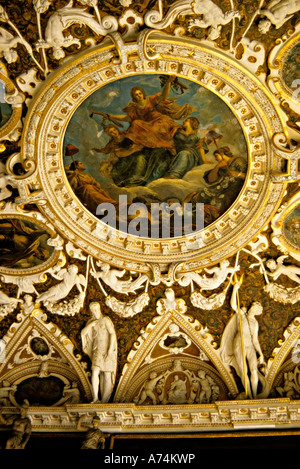 Peinture sur plafond dans le Palais des Doges Venise Italie Banque D'Images