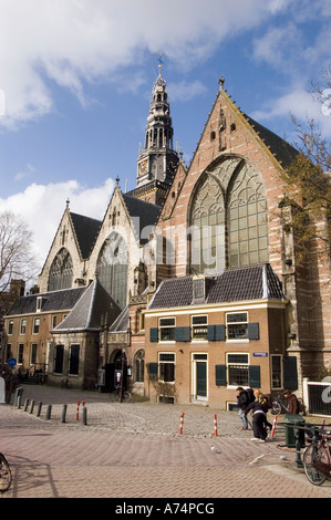 Vue extérieure de l'historique Oudekerk (Oude Kerk ou vieille église) à Amsterdam, Hollande, présentant une architecture gothique et une place pavée. Banque D'Images