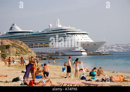 Bateau de croisière au port de Mykonos Grèce de la plage d''Agios Stefanos Banque D'Images