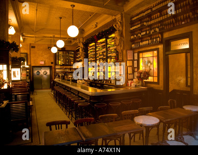 Le bar traditionnel de l'intérieur français Banque D'Images