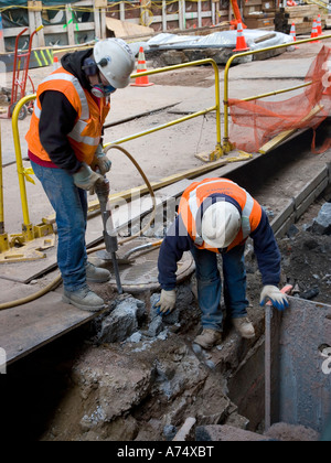 Les travailleurs de la construction réparation road Banque D'Images