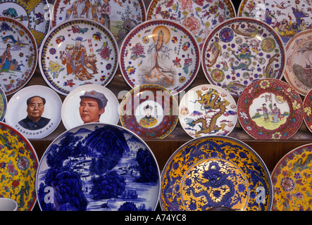 Assiettes en porcelaine chinoise à l'image de Mao Tse Toung Toung au magasin de souvenirs dans la ville de Suzhou, Province de Jiangsu, Chine Asa Banque D'Images