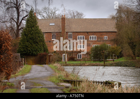Un ancien moulin SUR LE Kennet and Avon Canal PRÈS DE HUNGERFORD UK Banque D'Images