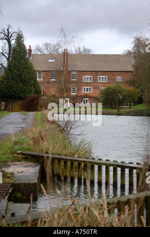 Un ancien moulin SUR LE Kennet and Avon Canal PRÈS DE HUNGERFORD UK Banque D'Images