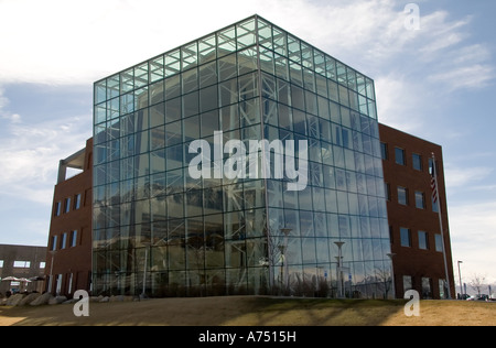 Un bâtiment récemment construit aux Etats-Unis montre l'architecture moderne, avec une façade en verre penchée sérieusement. Banque D'Images