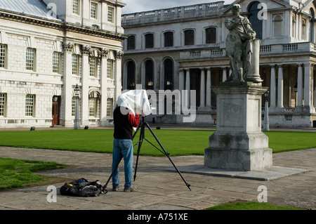 À l'aide d'un photographe appareil photo grand format pour photographier une statue dans la cour de la Gendarmerie Royale Musée Maritime Greenwich London Banque D'Images