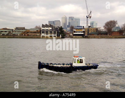 Tug boat on Thames en face de Canary Wharf Banque D'Images