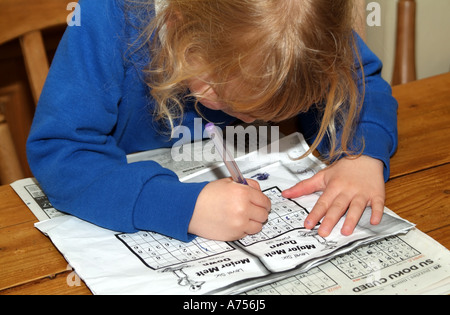 Su Doku sudoku Petite fille résoudre ce puzzle populaire Banque D'Images