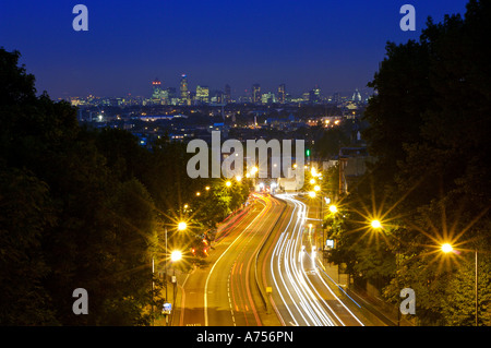 Location de light trails à partir de la voûte avec le centre de Londres en Angleterre Londres distance UK Banque D'Images