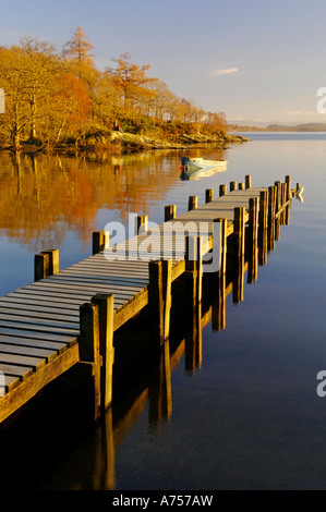 La fin de la lumière sur la jetée en bois et bateau à rames le Loch Lomond Ecosse UK Banque D'Images