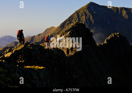 Les promeneurs sur la Crèche Goch ridge avec Snowdon dans la distance de galles Snowdonia UK Banque D'Images