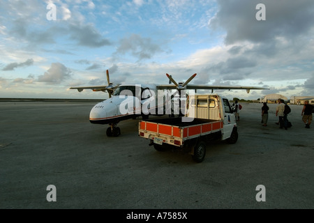 Îles Marshall de l'air avion charges jusqu'au début de la matinée l'atoll de Majuro Îles Marshall Micronésie Banque D'Images