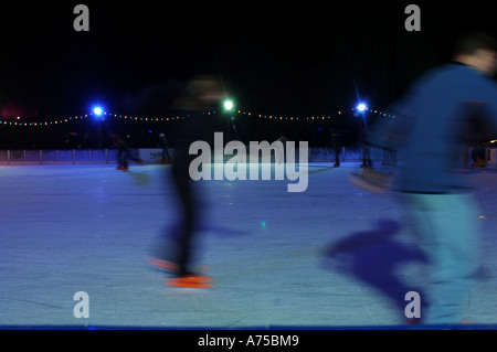 Patin à glace par nuit à Hampstead Heath, au nord de Londres Banque D'Images