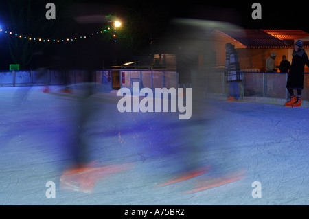 Patin à glace par nuit à Hampstead Heath, au nord de Londres Banque D'Images