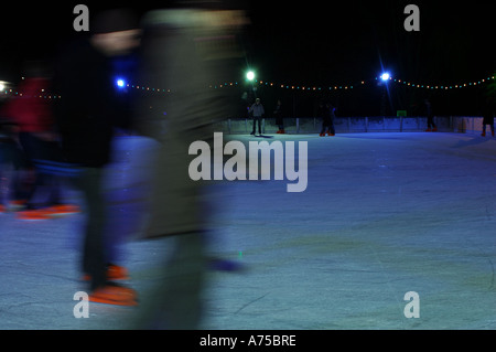 Patin à glace par nuit à Hampstead Heath, au nord de Londres Banque D'Images