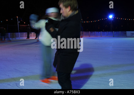 Patin à glace par nuit à Hampstead Heath, au nord de Londres Banque D'Images