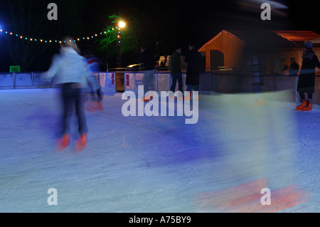 Patin à glace par nuit à Hampstead Heath, au nord de Londres Banque D'Images