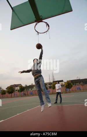 Men playing basketball Banque D'Images