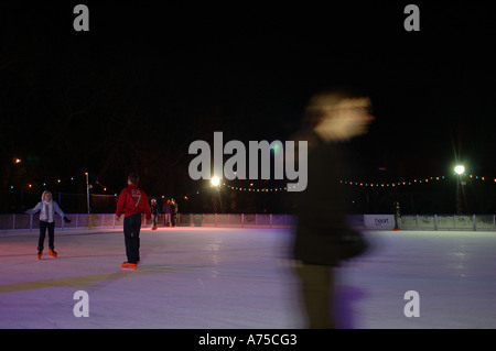 Patin à glace par nuit à Hampstead Heath, au nord de Londres Banque D'Images