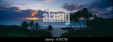 Aube bas Bay côte sud-est de la Barbade Banque D'Images