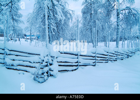 La neige couvrant clôture et arbres en milieu rural Ostergotland Suède Banque D'Images