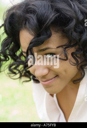 Jeune femme avec expression espiègle, portrait Banque D'Images