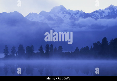 Le mont Tasman center Mt Cook à droite Lake Matheson Westland National Park ile sud Nouvelle Zelande Banque D'Images