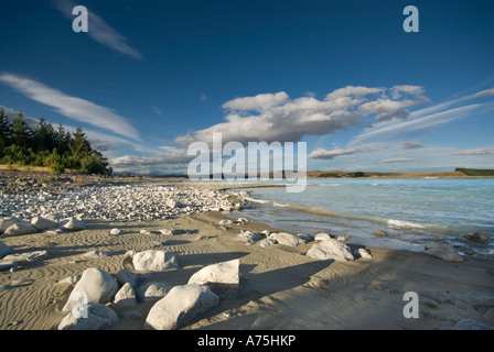 Pause des vagues sur les rives du Lac Pukaki néos-zélandais MacKenzie Country Banque D'Images